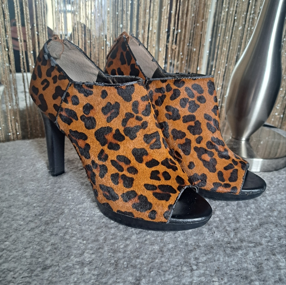 Size 8.5M womens, Banana Republic, leopard print, peep toe heels, Booties